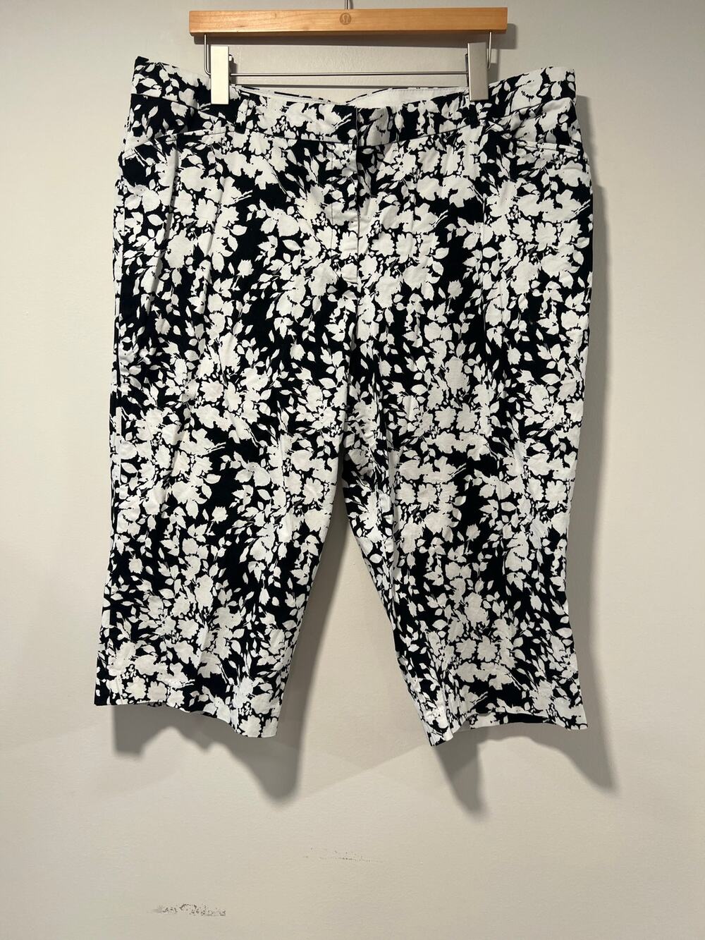 Croft & Barrow Casual Mid Length Shorts Black & White Floral Size 18W JL